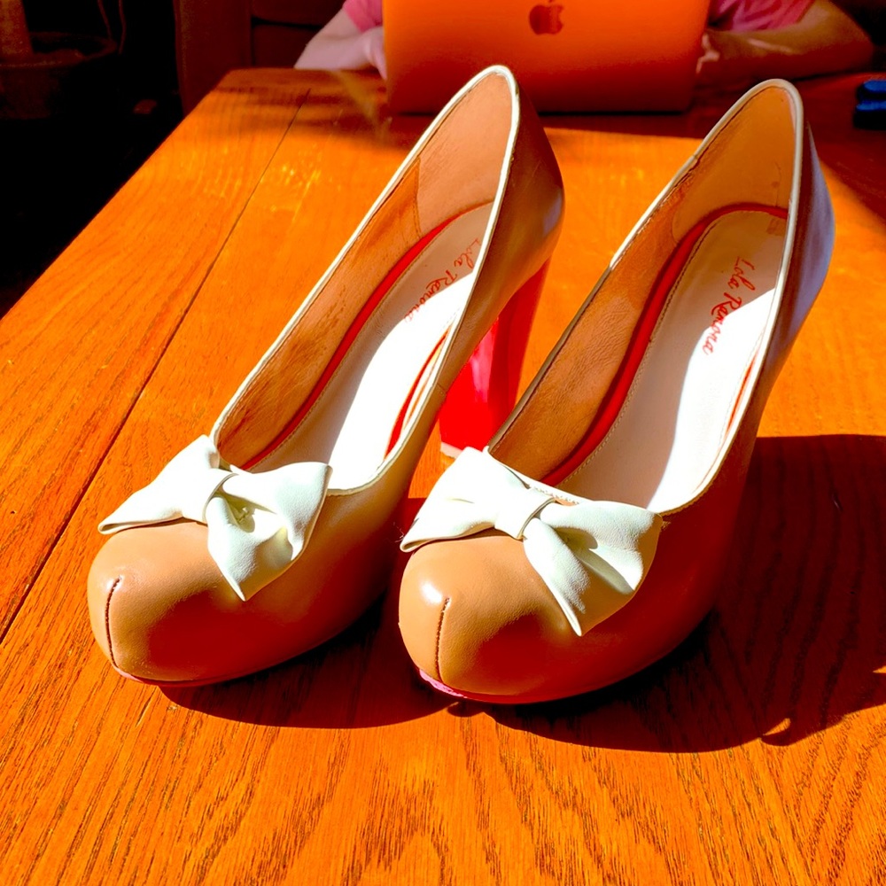 Cute bowed pumps with shiny red heels! Lola Ramona, Size 39